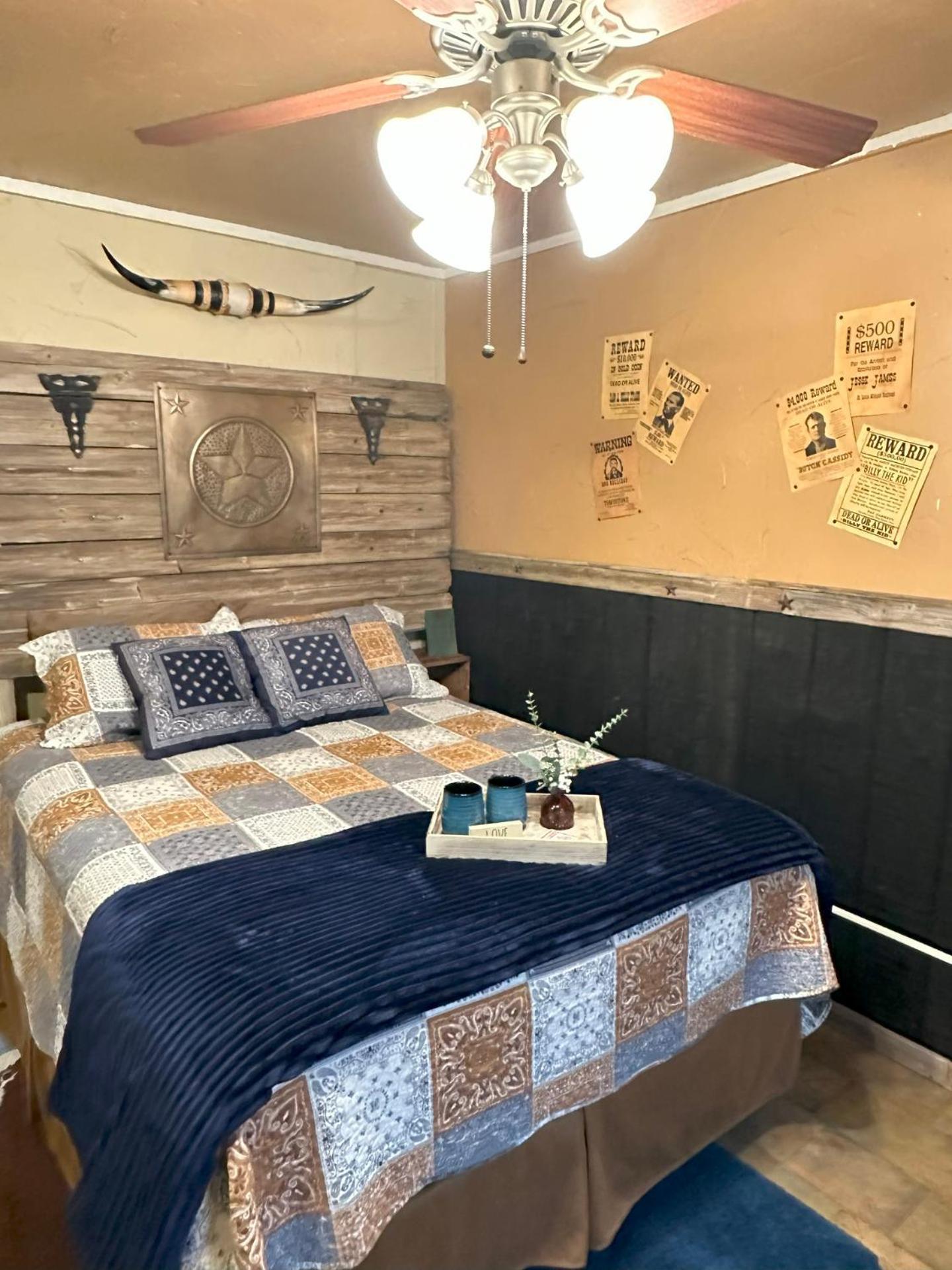 Acorn Hideaways Canton Rustic Old West Frontier Suite Exterior foto