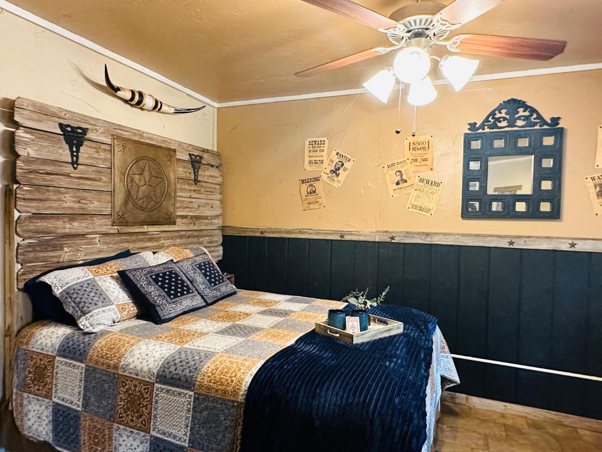 Acorn Hideaways Canton Rustic Old West Frontier Suite Exterior foto